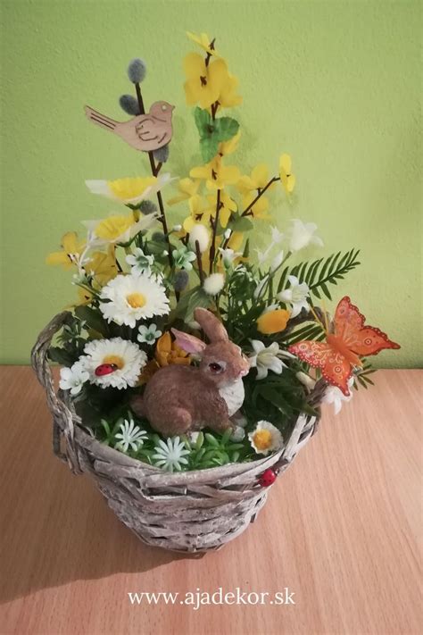 Inšpiratívna jarná dekorácia s rastlinami a sviečkami