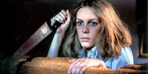 Film Halloween (1978) - Laurie Strode utekajúca pred Michaelom Myersom