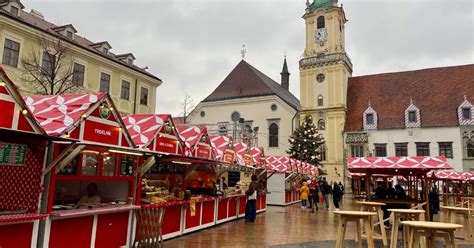 Ilustračná fotografia stánkov na novoročnom trhu