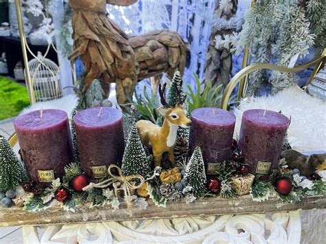 stôl s tmavou výzdobou, bordovými osem a sviečkami