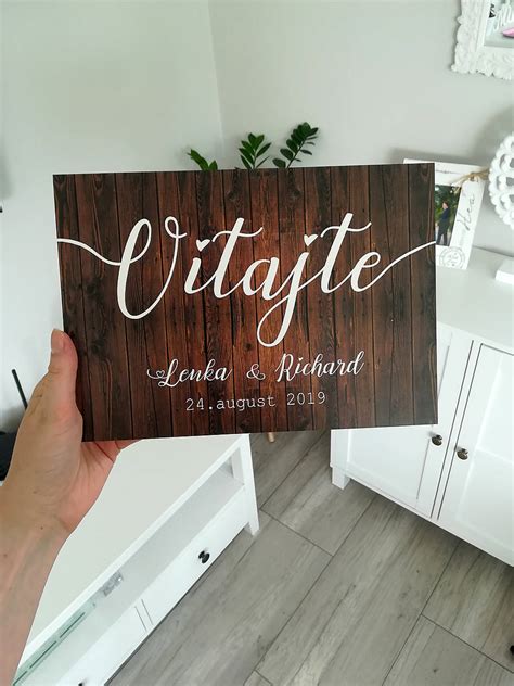 svadobná tabuľa s púdrovými ružami a zlatými detailmi