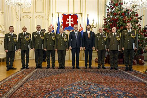 Fotografia z ceremoniálu vymenovania generálov v Prezidentskom paláci