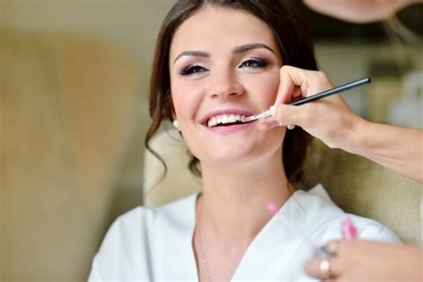 Skladanie kozmetických produktov pre dokonalý svadobný make-up základ