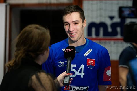 animované klubové maskoty oslavujúce víťazstvo vo futbalovej lige