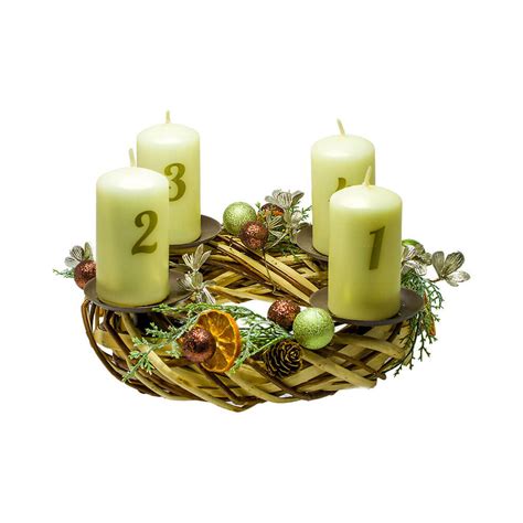 Veniec s piatimi sviečkami, symbolizujúci štyri adventné nedele a Kristovu prítomnosť.