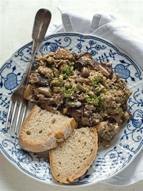 Fotografia servírovaného slávnostného taniera s dekoráciou z čerstvých byliniek