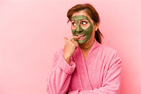 Tematické foto: žena relaxujúca s maskou na očiach a difuzérom v pozadí