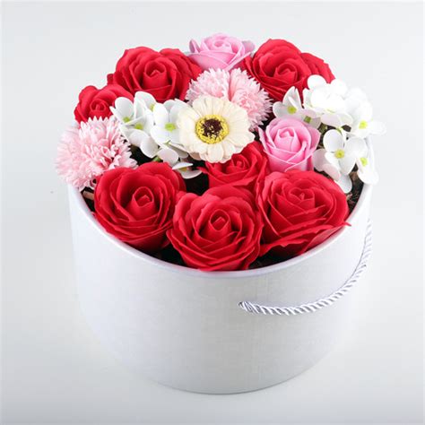 fotografia drevenej voňajúcej kytice alebo darčekového boxu