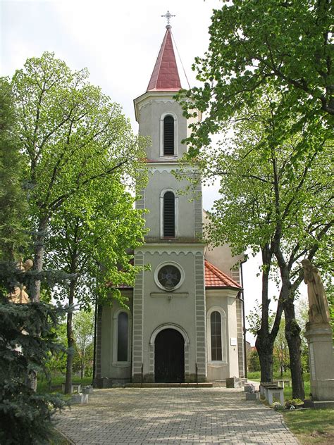 Zastrešený vchod ku kostolu Božského Srdca Ježišovho