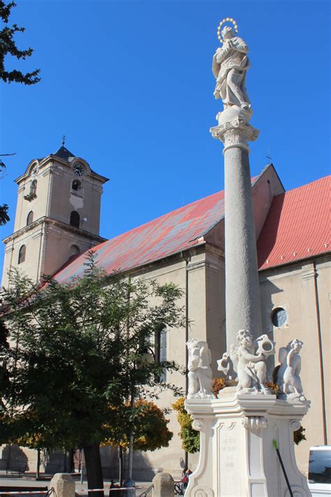 Detail Mariánskeho stĺpa s plastikou Panny Márie