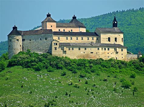 Pohľad na hrad Krásna Hôrka z diaľky