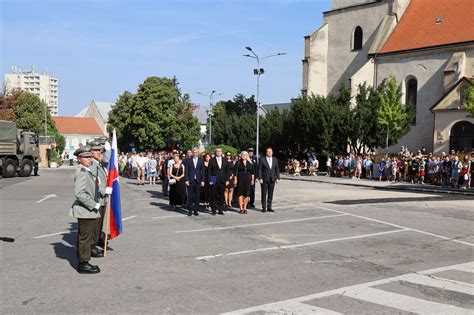 Slávnostný nástup veteránov a kladenie vencov k pamätníku UNPROFOR v Seredi