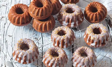 Fotografia dezertov (bábovky, cookies) ozdobených smotanovou polevou a zlatými detailmi