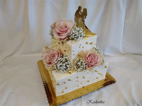Moderná svadobná torta so zlatými akcentmi a efektom 