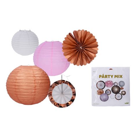 Koláž zlatých párty dekorácií (balóny, girlandy, riad)