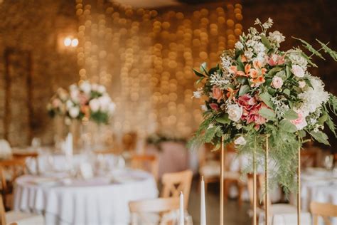 Ukážka slávnostnej tabule s jemnou zlatou výzdobou a kvetmi