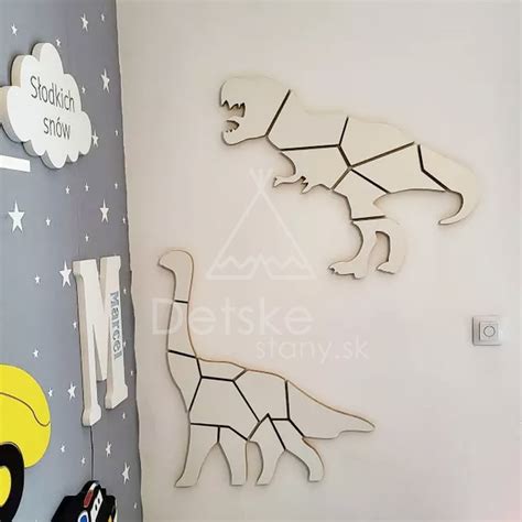 detské výtvarné práce a fotografie ako dekorácia na stene triedy