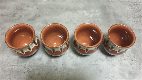 Deti maľujúce vlastné vzory na keramické hrnčeky