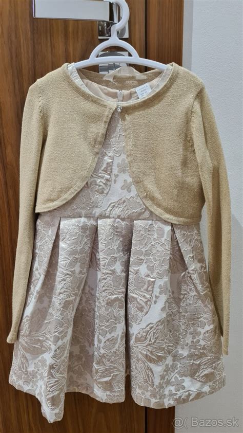 Návrh štýlového outfitu so šatami z kvalitnej pleteniny vhodného na slávnostnú príležitosť