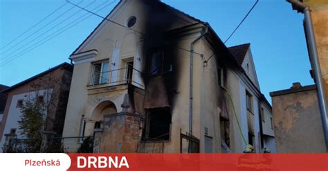 Fotografia typickej slovenskej ulice alebo obytného domu, evokujúca pocit komunity a susedstva.