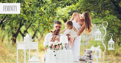 ilustrácia šťastného dieťaťa s blahoželaním alebo malým darčekom