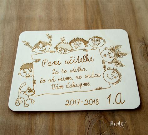 ilustračné foto: deti dávajúce kresby učiteľke