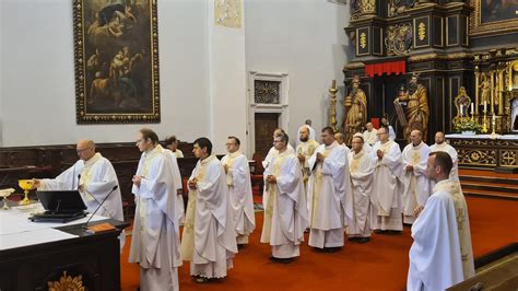 Záber na kňazov počas slávnostnej svätej omše pri príležitosti kňazského jubilea