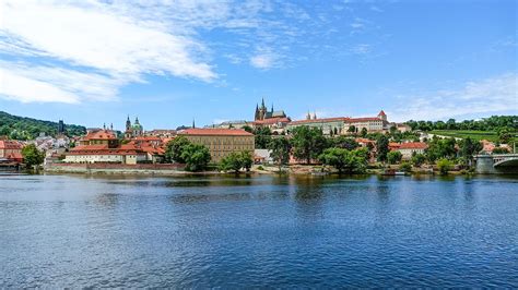 Tematické foto: rieka Vltava s loďkami a hradom v pozadí