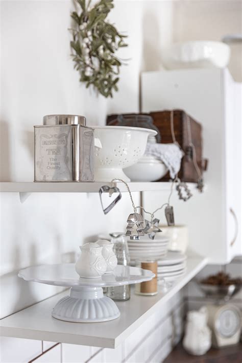 kuchyňa vo vidieckom štýle s otvorenými policami a mosadznými panvicami