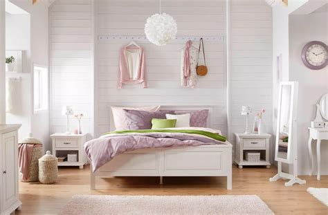 romantická spálňa v provensálskom vidieckom štýle s kvetinovými vzormi