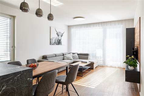 interiér s rôznymi kvetinovými a geometrickými vzormi v zemitých farbách