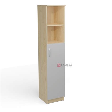 vysoká úzka drevená skrinka v svetlej farbe v kuchyni