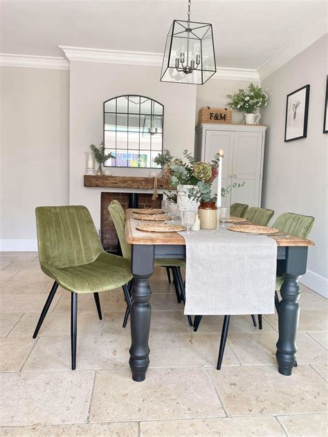 jedáleň s robustným dreveným stolom a modernými stoličkami