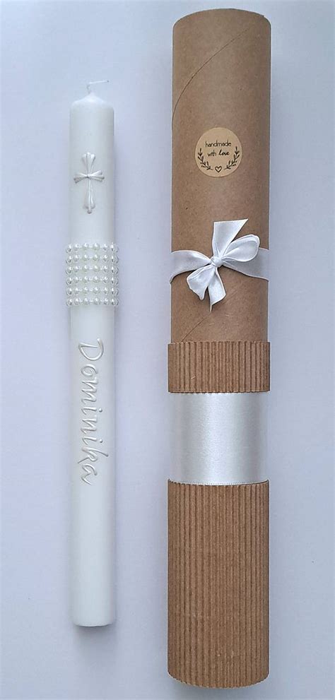 Elegantná personalizovaná sviečka na prvé sväté prijímanie s menom a dátumom, detail vosku a knôtu