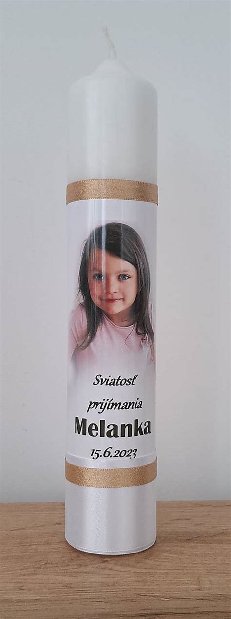 Detail personalizácie sviečky s menom a fotografiou prvoprijímajúceho