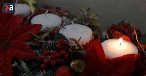 Snímka cintorína počas dušičkového obdobia so zapálenými sviečkami a kvetmi