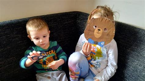 ilustrácia detí pri výrobe masiek