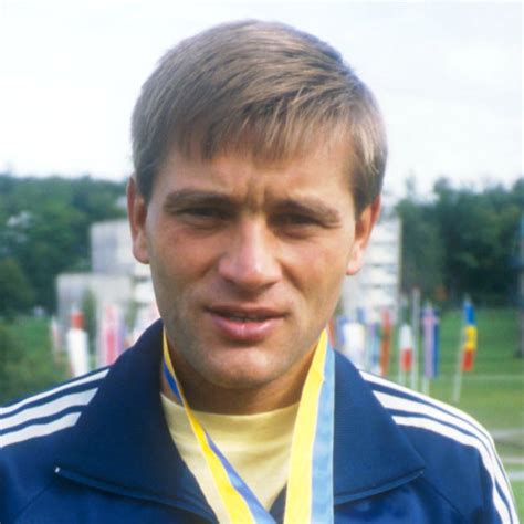 Jozef Pribilinec s medailou na krste knihy