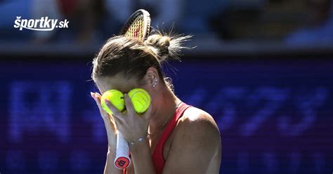 Tematická ilustrácia ľudí zabávajúcich sa na tenisovej párty