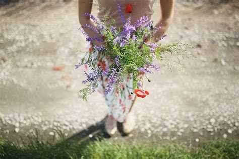 ilustračná fotografia s kyticou kvetov a narodeninovou kartičkou