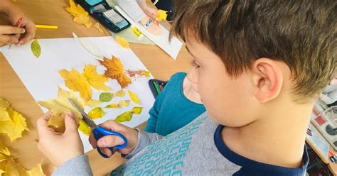 deti maľujúce fosforeskujúcimi farbami