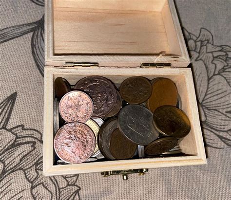 fotografia - drevená truhlička plná lesklých mincí