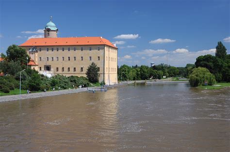 Ilustračná fotografia rôznych netradičných miest na sobáš, ako sú hrady, zámky a exteriéry.