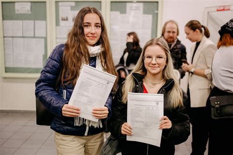 Študentka premýšľajúca nad študijnými programami a knihami
