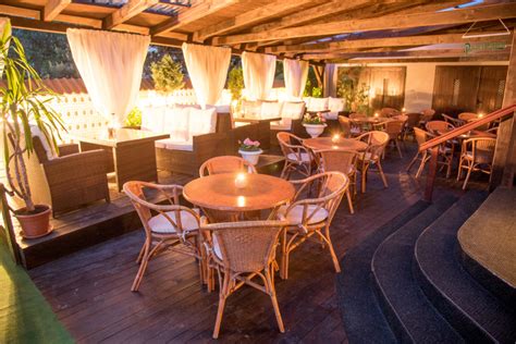 Exteriér reštaurácie Aragosta s letnou terasou a parkom