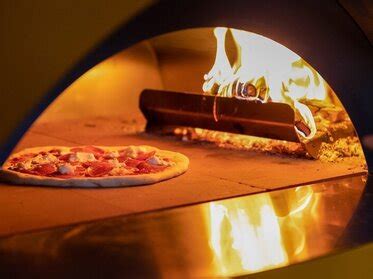 Detail talianskej pizze pripravenej v peci na drevo