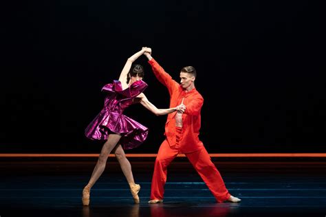 Fotografia disco páru v žiarivých kostýmoch