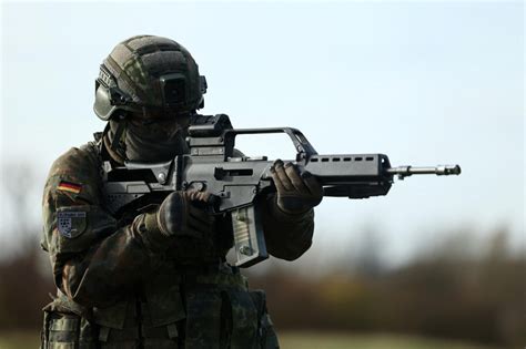 Koláž rôznych typov vojenských kostýmov (moderný vojak, pilot, historický oficier, Stormtrooper)