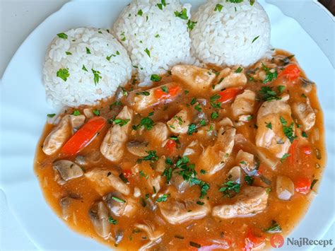 Ilustračná fotografia kuracích pŕs na šampiňónoch s ryžou