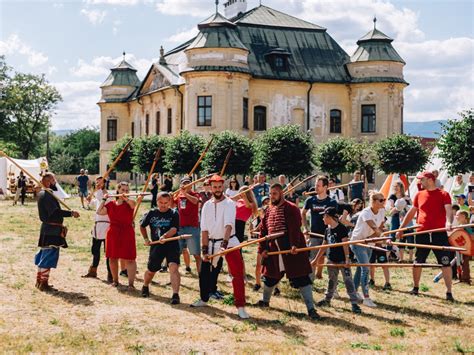 Tematické foto: Pár v svadobnom oblečení v záhrade kaštieľa